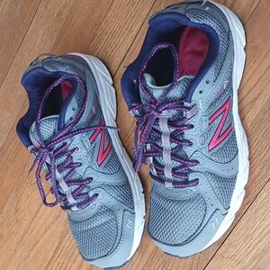 New Balance 402 Womens Walking/Running/shopping Sneaker Sz 8 Gray & Pink
